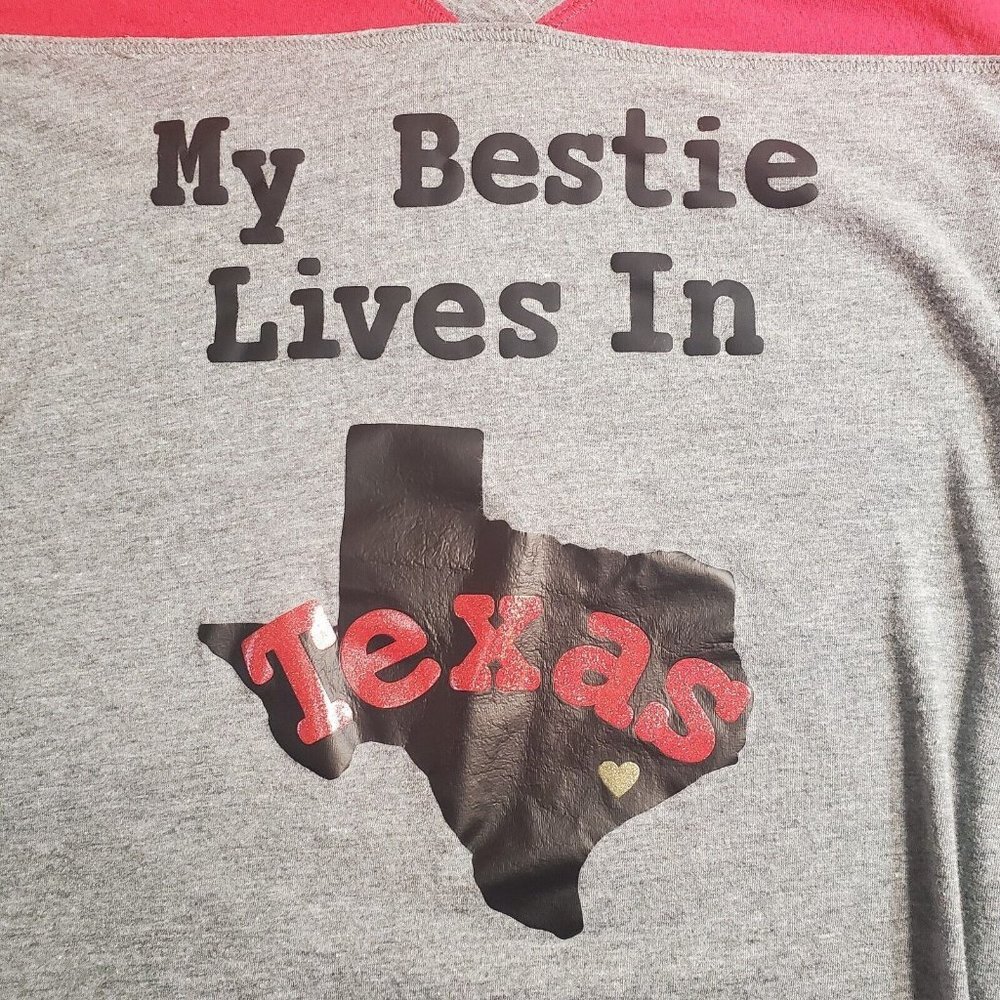 Kavio My Bestie Lives In Texas Womens T Shirt Gray Red Size Small S TX